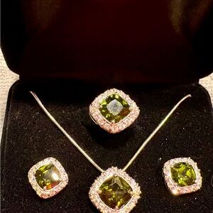 Luxurious Green Gemstone Necklace Set